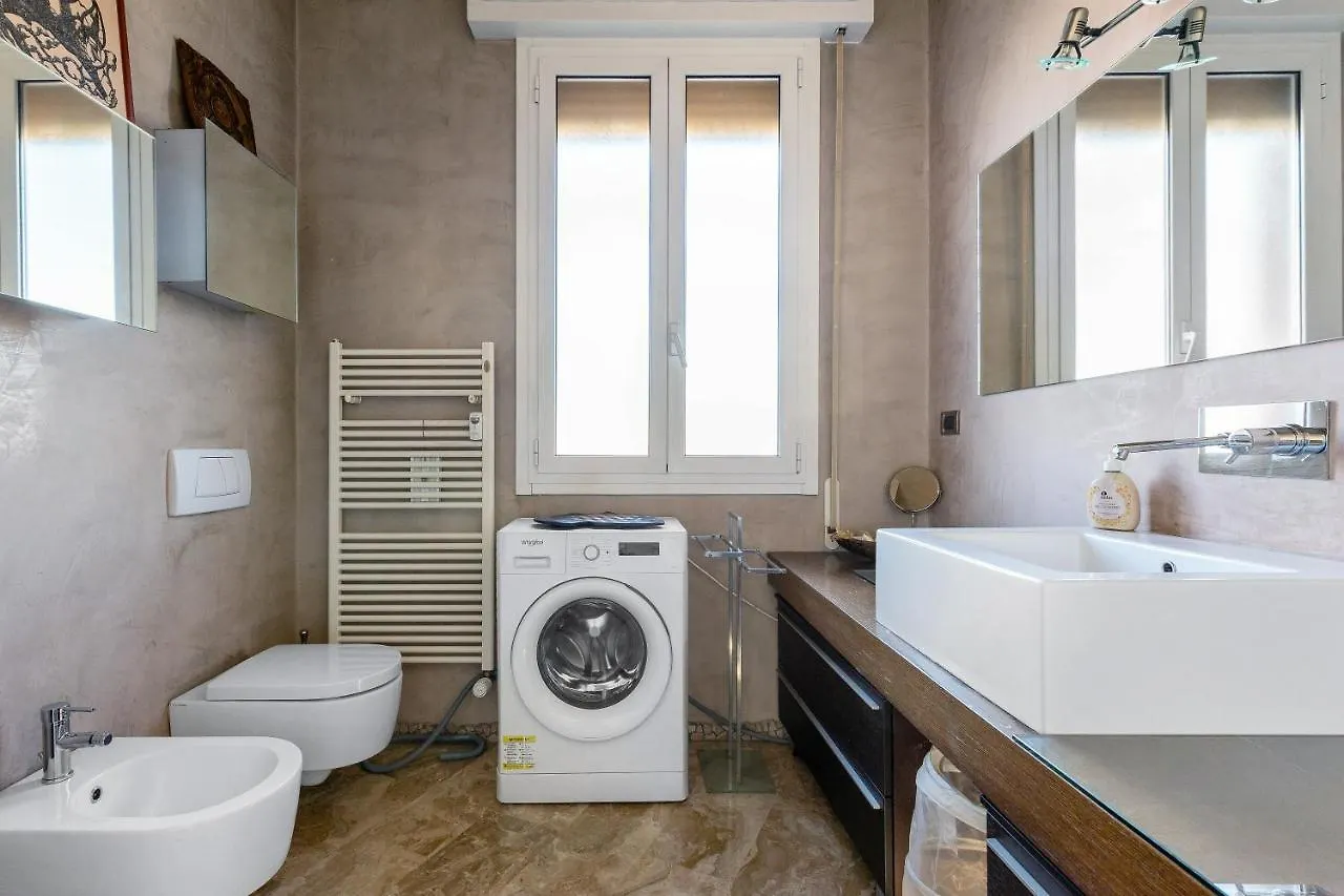 051 Living Daire Bolonya 0*,  İtalya